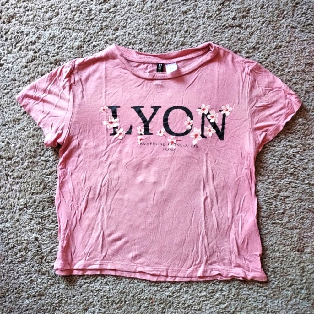 Divided by H&M pink floral Lyon France cropped baby graphic tee small